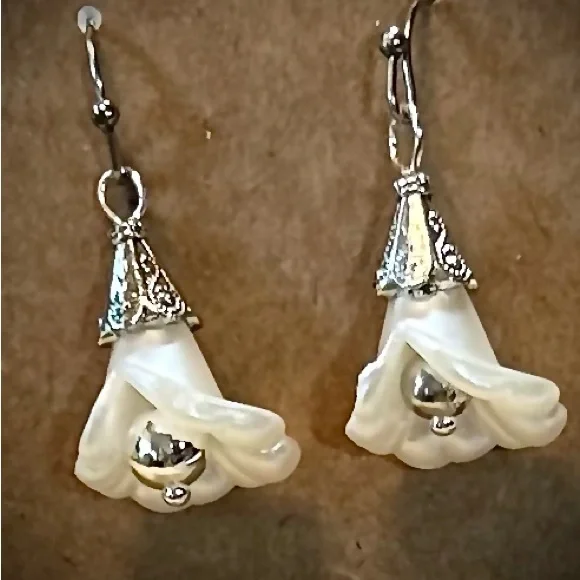 Elegant Silver and White Floral Earrings - Picture 1 of 2